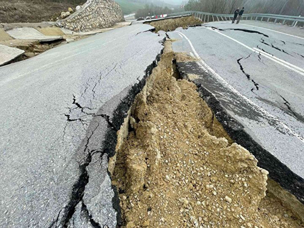 Her sene çöken yol bu yılda çöktü! Heyelan Karadeniz’i İstanbul’a bağlayan yolu çökertti 5