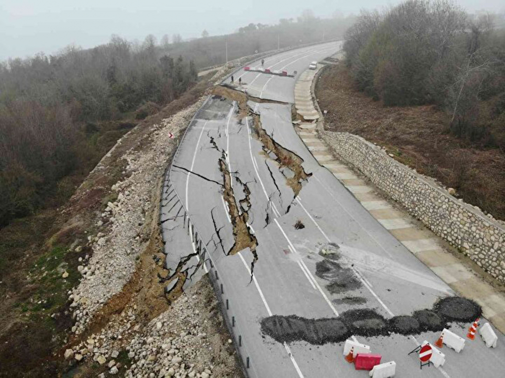 Her sene çöken yol bu yılda çöktü! Heyelan Karadeniz’i İstanbul’a bağlayan yolu çökertti 6