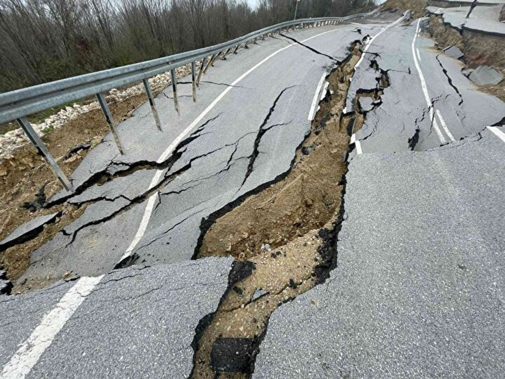 Her sene çöken yol bu yılda çöktü! Heyelan Karadeniz’i İstanbul’a bağlayan yolu çökertti 7