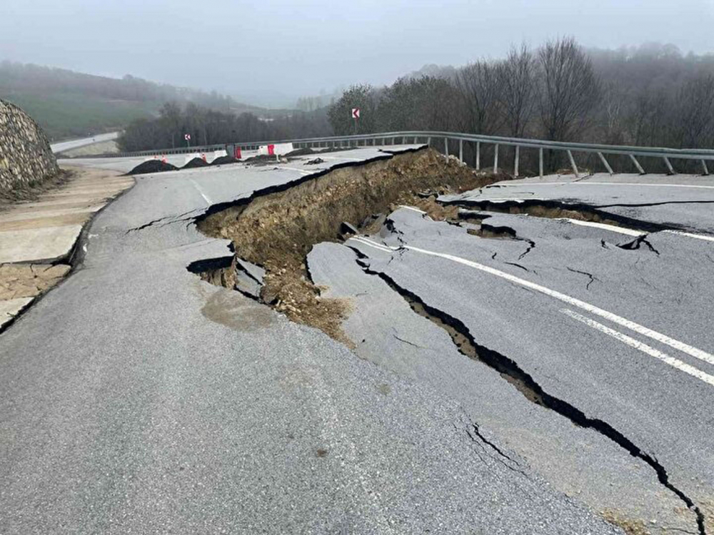 Her sene çöken yol bu yılda çöktü! Heyelan Karadeniz’i İstanbul’a bağlayan yolu çökertti 8