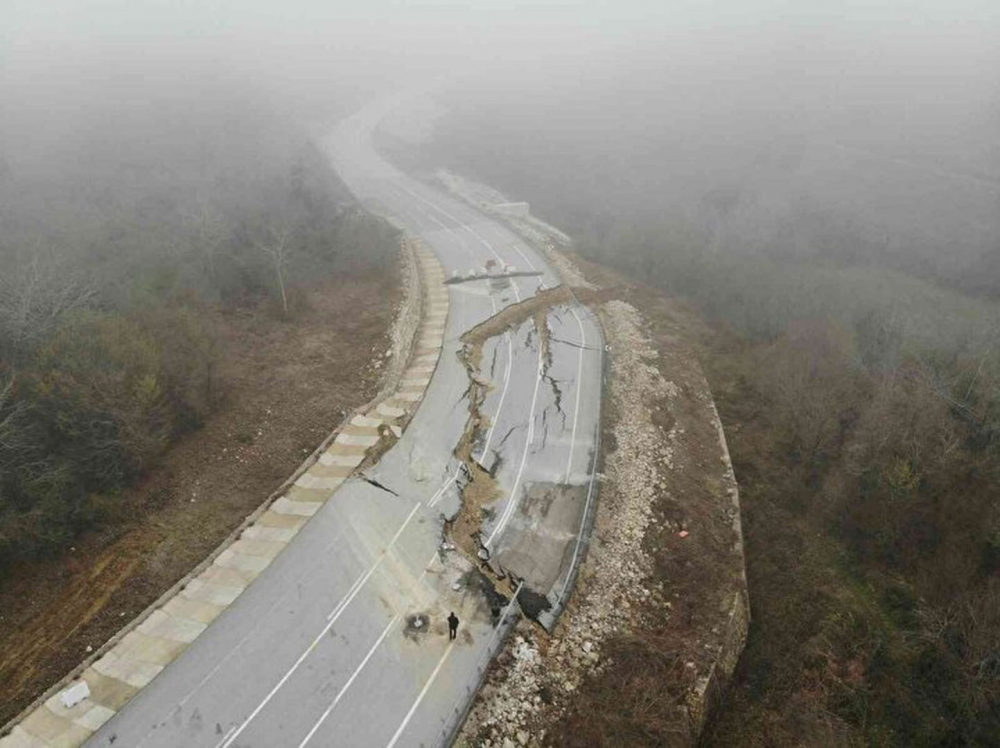 Her sene çöken yol bu yılda çöktü! Heyelan Karadeniz’i İstanbul’a bağlayan yolu çökertti 9