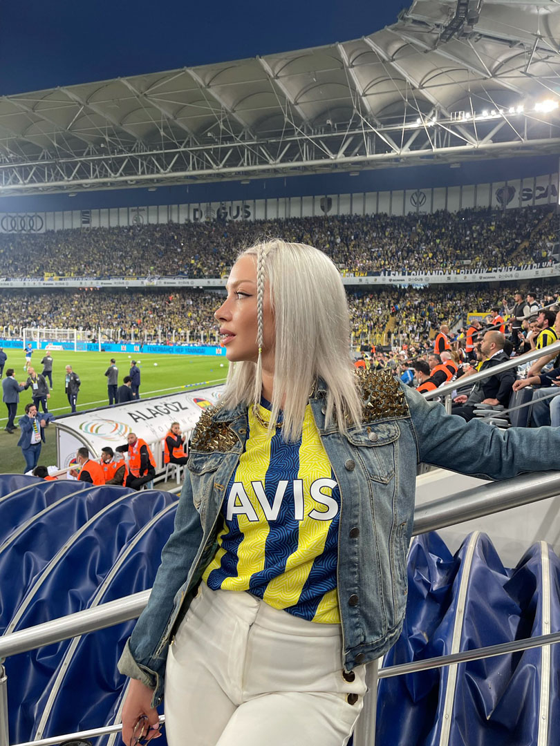 Fenerbahçe- Galatasaray derbisine Ece Seçkin damga vurdu! Ünlü şarkıcı Fenerbahçe taraftarına üçlü çektirdi 8