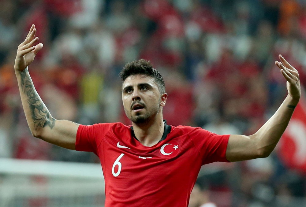 Ozan Tufan oğluyla ilk fotoğrafını paylaştı! Milli futbolcunun duygusal paylaşımı: “Babam” 2