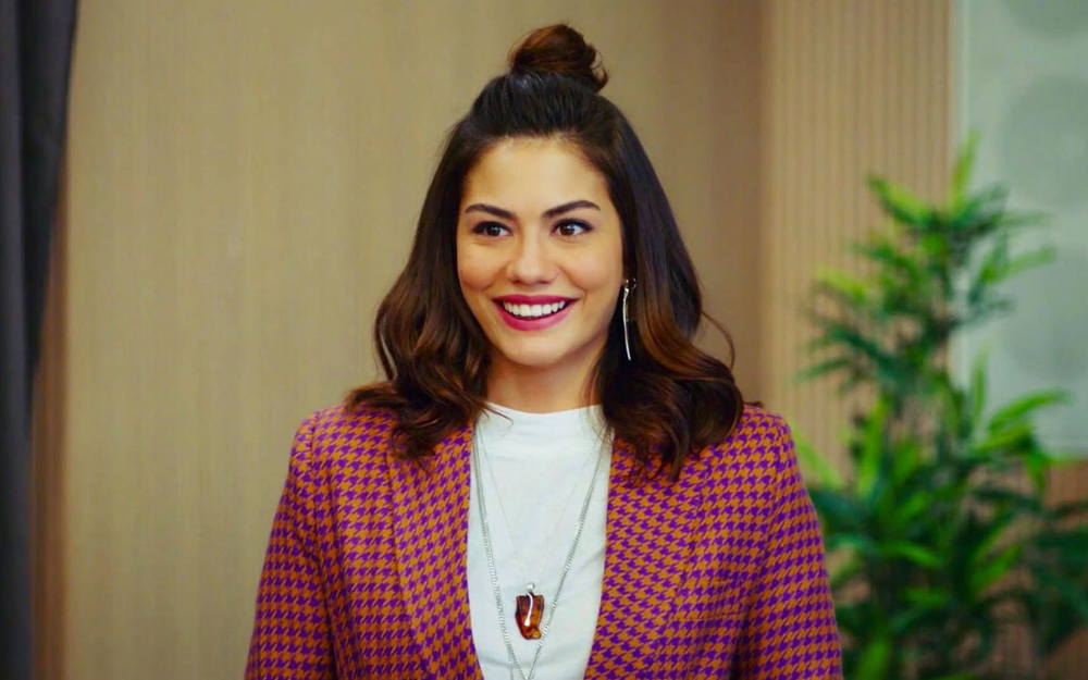 Demet Özdemir mini elbisesiyle sere serpe çimlere uzandı! “Ah o kedinin yerinde ben olsaydım” 5