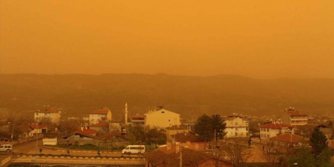 Camları kapatmayı unutmayın! Uzman isim tarih verdi: Sahra tozu ve sağanak yağış geliyor