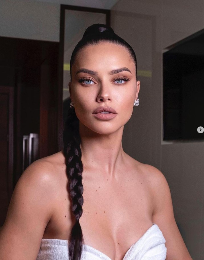 Karnı burnunda Adriana Lima, kasları arasına sıkışan bebeğiyle topa tutuldu! Yaratıcı yorumlar gülmekten çatlattı! 2