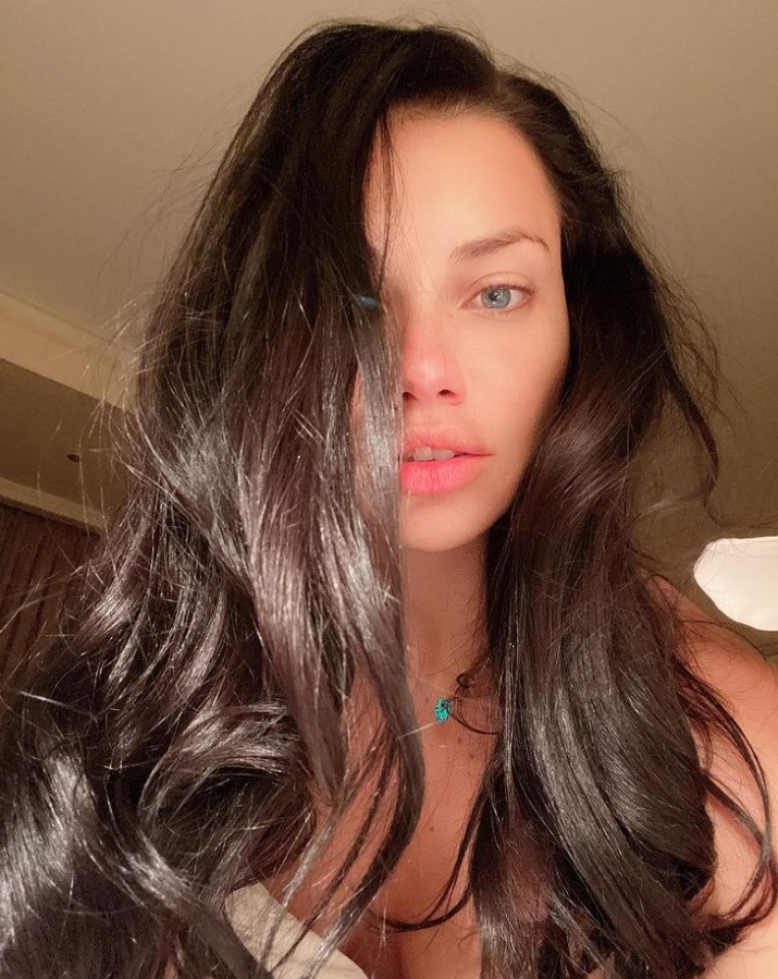 Karnı burnunda Adriana Lima, kasları arasına sıkışan bebeğiyle topa tutuldu! Yaratıcı yorumlar gülmekten çatlattı! 5