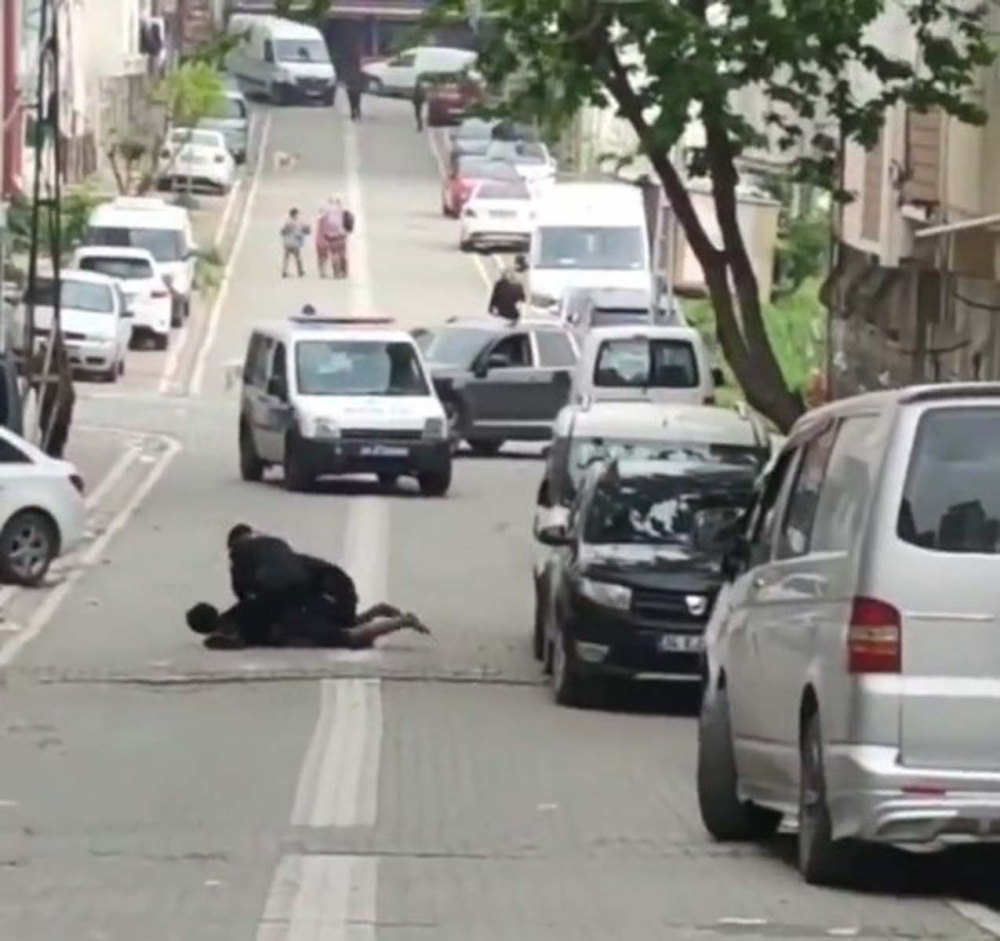 İstanbul Esenyurt'ta şaşkınlık yaratan görüntüler! Belden aşağı çıplak dolaşan Pakistanlı gözaltına alındı 6