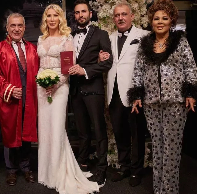 7. kez evlenen Seda Sayan'ı yakın arkadaşı gölgede bıraktı! Safiye Soyman'ın nikah şahidi kıyafeti pijamaya benzetildi! 2