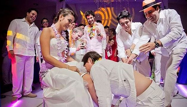 Gelin ve damat düğünün ortasında cinsel ilişkiye giriyor! İşte birbirinden ilginç adetler... 1