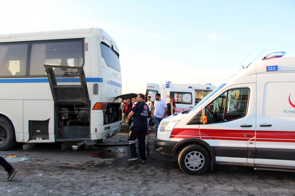 Manisa'da can pazarı! Fabrika işçilerini taşıyan otobüs, TIR'a çarptı: 1 ölü, 7'si ağır 30 yaralı 1