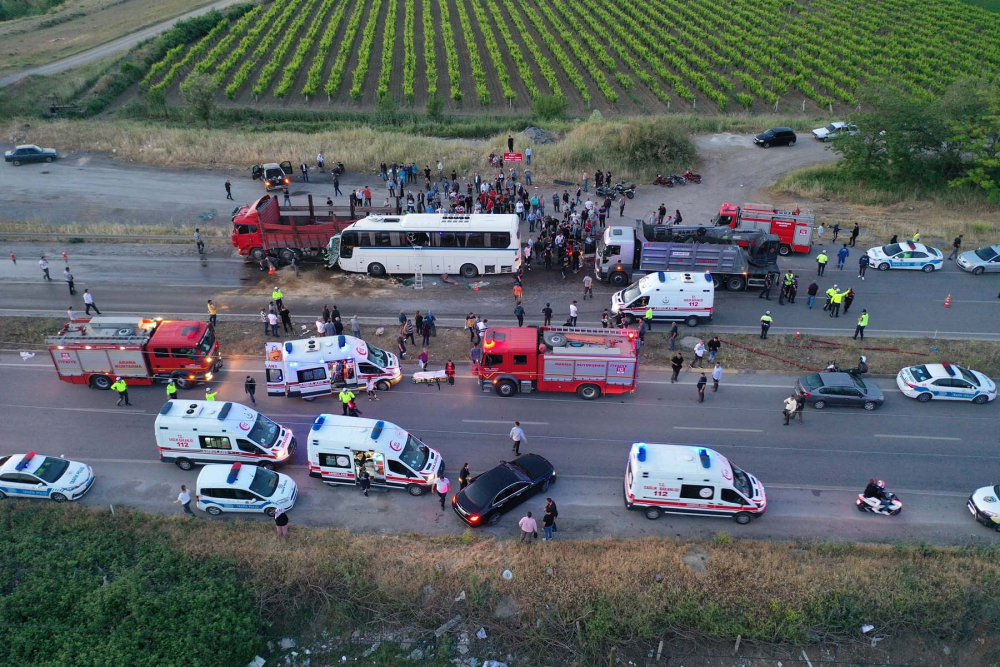 Manisa'da can pazarı! Fabrika işçilerini taşıyan otobüs, TIR'a çarptı: 1 ölü, 7'si ağır 30 yaralı 10