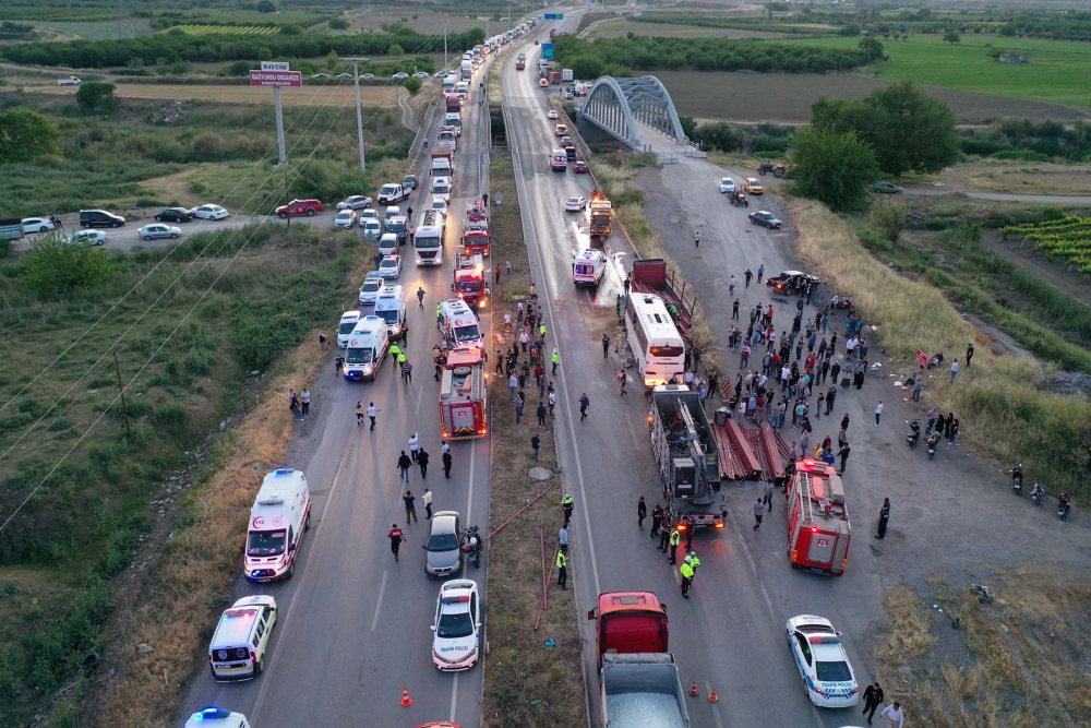 Manisa'da can pazarı! Fabrika işçilerini taşıyan otobüs, TIR'a çarptı: 1 ölü, 7'si ağır 30 yaralı 11