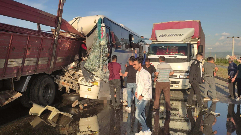 Manisa'da can pazarı! Fabrika işçilerini taşıyan otobüs, TIR'a çarptı: 1 ölü, 7'si ağır 30 yaralı 13