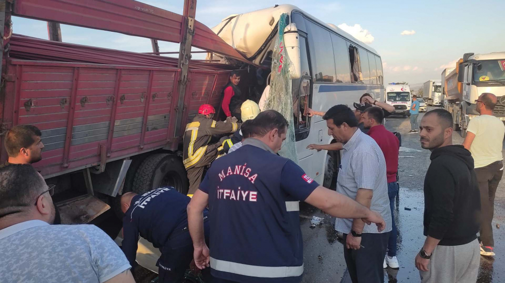 Manisa'da can pazarı! Fabrika işçilerini taşıyan otobüs, TIR'a çarptı: 1 ölü, 7'si ağır 30 yaralı 15