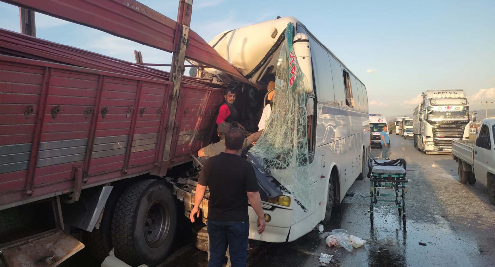 Manisa'da can pazarı! Fabrika işçilerini taşıyan otobüs, TIR'a çarptı: 1 ölü, 7'si ağır 30 yaralı 17