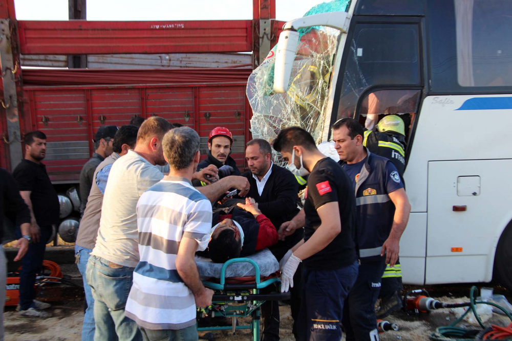 Manisa'da can pazarı! Fabrika işçilerini taşıyan otobüs, TIR'a çarptı: 1 ölü, 7'si ağır 30 yaralı 2