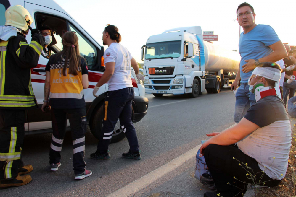 Manisa'da can pazarı! Fabrika işçilerini taşıyan otobüs, TIR'a çarptı: 1 ölü, 7'si ağır 30 yaralı 4