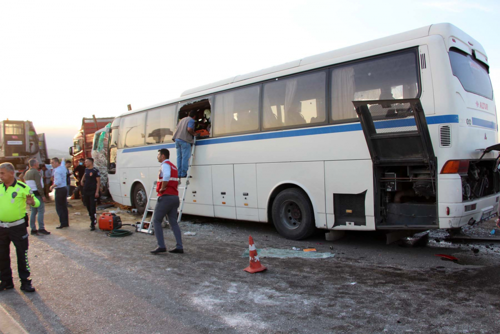 Manisa'da can pazarı! Fabrika işçilerini taşıyan otobüs, TIR'a çarptı: 1 ölü, 7'si ağır 30 yaralı 5