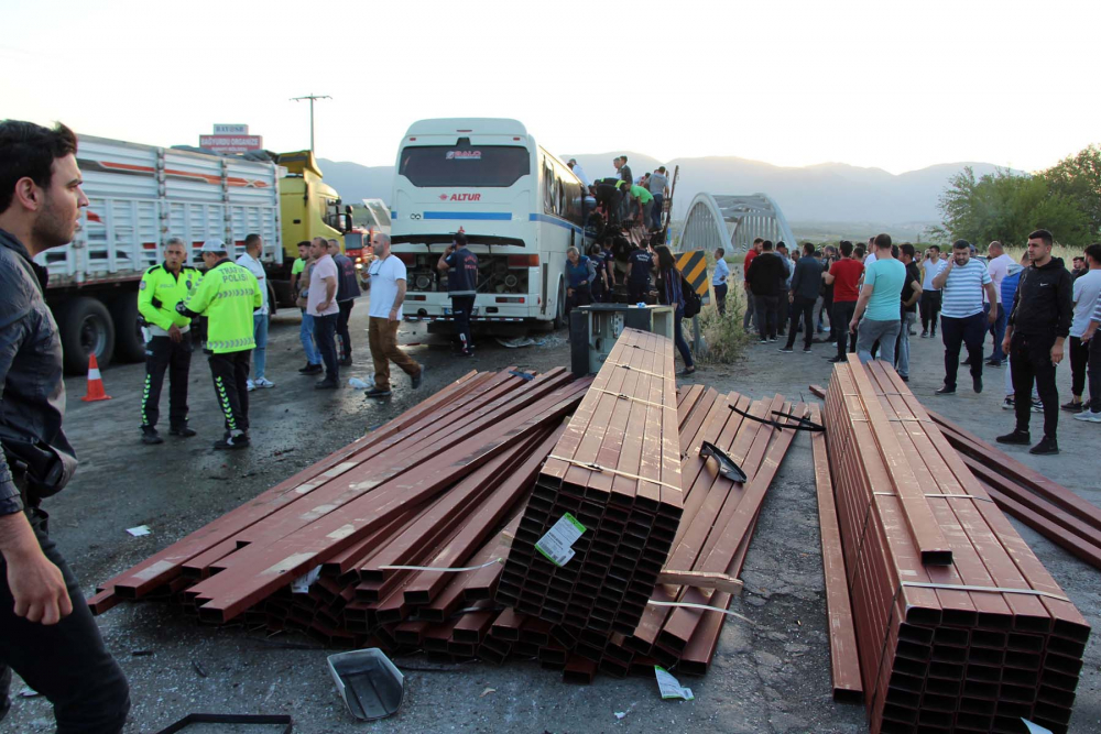 Manisa'da can pazarı! Fabrika işçilerini taşıyan otobüs, TIR'a çarptı: 1 ölü, 7'si ağır 30 yaralı 6