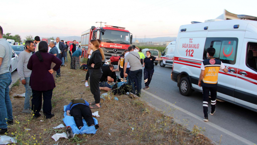 Manisa'da can pazarı! Fabrika işçilerini taşıyan otobüs, TIR'a çarptı: 1 ölü, 7'si ağır 30 yaralı 7