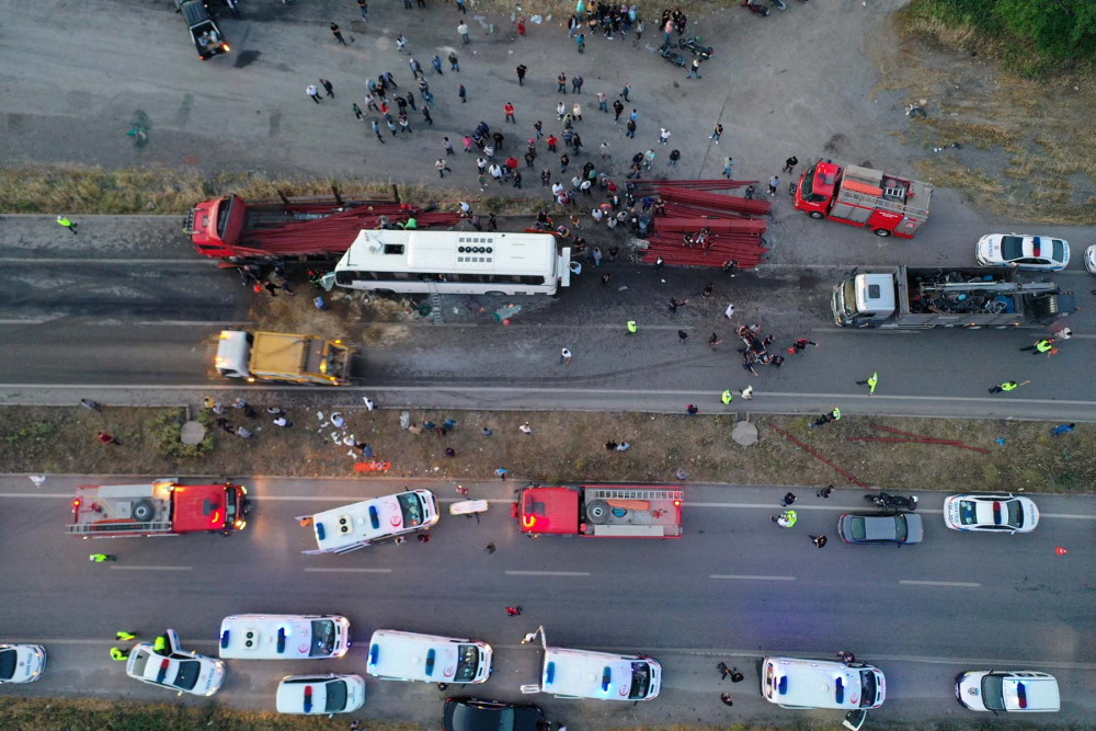 Manisa'da can pazarı! Fabrika işçilerini taşıyan otobüs, TIR'a çarptı: 1 ölü, 7'si ağır 30 yaralı 9