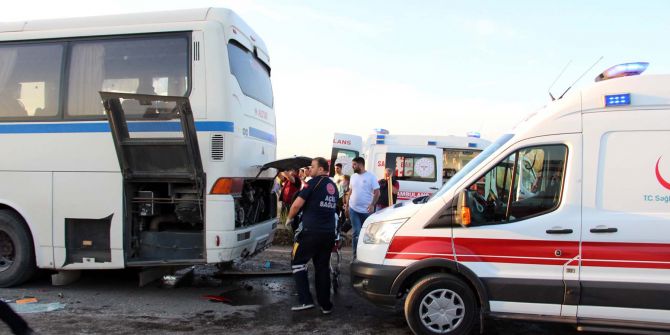 Manisa'da can pazarı! Fabrika işçilerini taşıyan otobüs, TIR'a çarptı: 1 ölü, 7'si ağır 30 yaralı