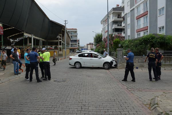 Kız arkadaşıyla otomobilde oturuyordu! Babası omzuna falçata sapladı 1