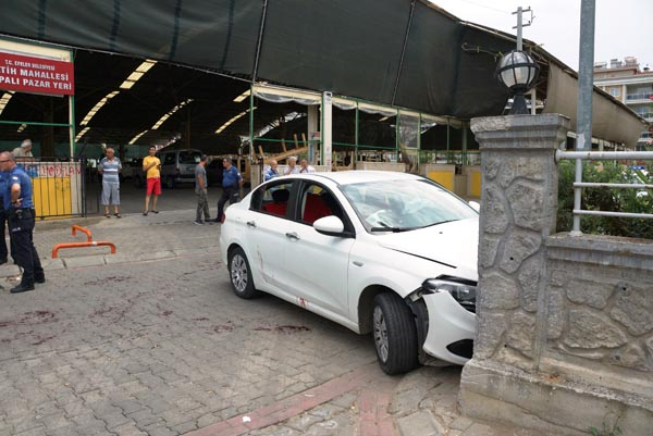 Kız arkadaşıyla otomobilde oturuyordu! Babası omzuna falçata sapladı 2