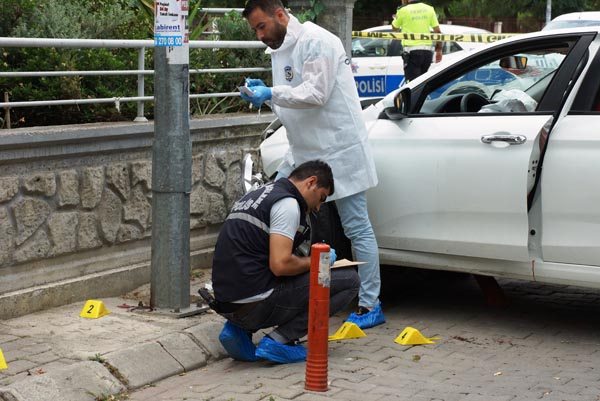 Kız arkadaşıyla otomobilde oturuyordu! Babası omzuna falçata sapladı 5