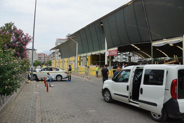 Kız arkadaşıyla otomobilde oturuyordu! Babası omzuna falçata sapladı 6