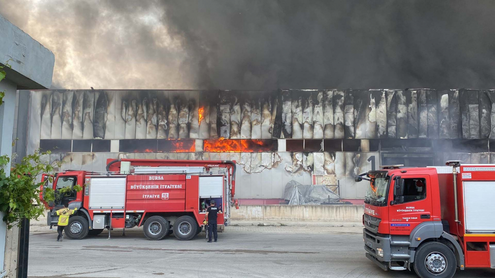 Bursa Kestel'de fabrika yangını! Simsiyah dumanlar gökyüzünü kapladı! Görenler inanamadı 24