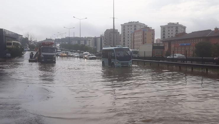 Pendik'te sağanak sele döndü! Vatandaşlar mahsur kaldı... 1