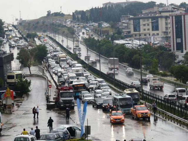 Pendik'te sağanak sele döndü! Vatandaşlar mahsur kaldı... 2