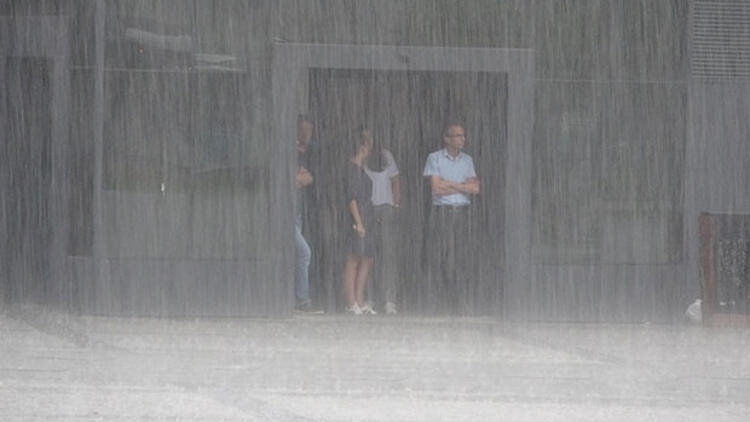 Pendik'te sağanak sele döndü! Vatandaşlar mahsur kaldı... 4