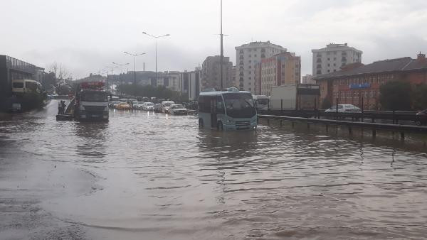 Pendik'te sağanak sele döndü! Vatandaşlar mahsur kaldı... 6