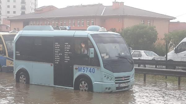 Pendik'te sağanak sele döndü! Vatandaşlar mahsur kaldı... 7