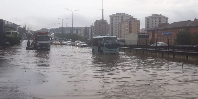 Pendik'te sağanak sele döndü! Vatandaşlar mahsur kaldı...