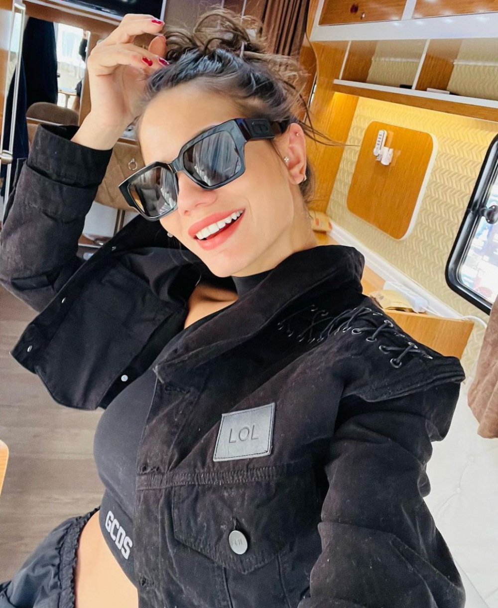 Ünlü oyuncu Demet Özdemir güzelliğiyle mankenlere taş çıkarttı! 3