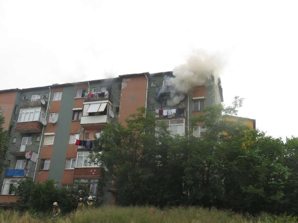 İstanbul'da yangın paniği: 2 kişi mahsur kaldı! 1