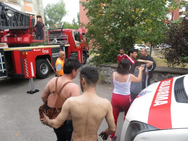 İstanbul'da yangın paniği: 2 kişi mahsur kaldı! 5