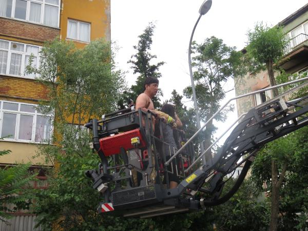 İstanbul'da yangın paniği: 2 kişi mahsur kaldı! 7