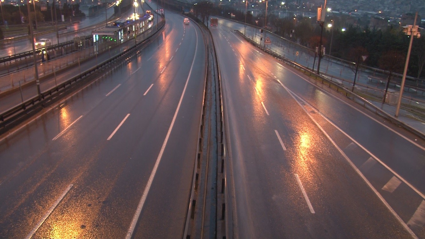 Sokağa çıkma yasağı başladı! İstanbul'da yollarda kimse kalmadı