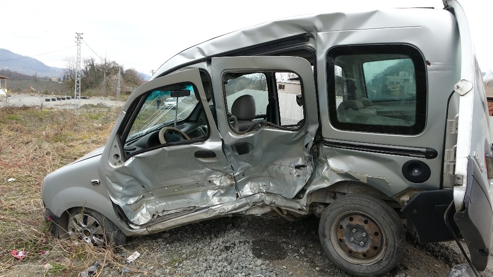 Ordu’da trafik kazası araçlar hurdaya dönerken 2 kişi yaralandı