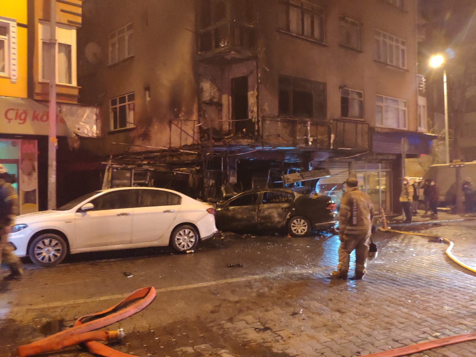 İstanbul'da dükkana giren otomobil alev topuna döndü!