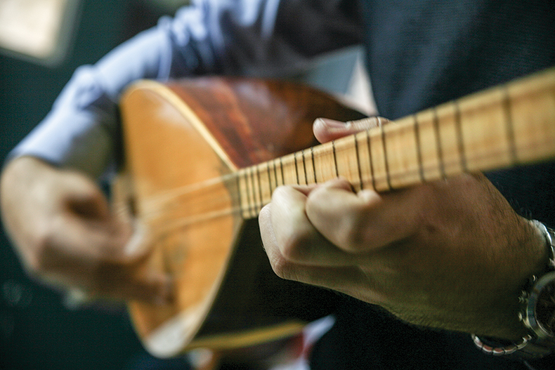 Rüyada Bağlama Görmek / Rüyada Bağlama Çalmak Tabirleri