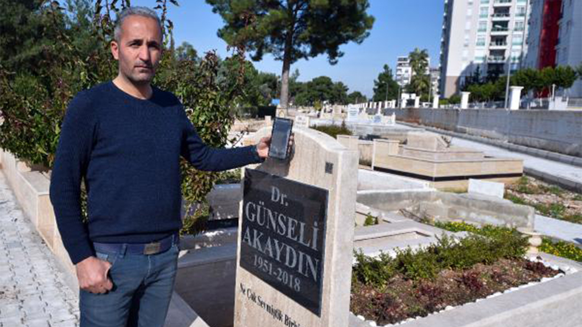 Mezar taşlarında yeni dönem: Karekodlarla ölen kişinin fotoğrafları, özgeçmişi, dua ve şiirler görülebiliyor