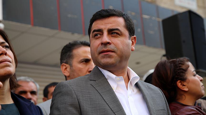 Terörist başının heykelini dikeceğini söyleyen Selahattin Demirtaş, PKK'yı kınadı