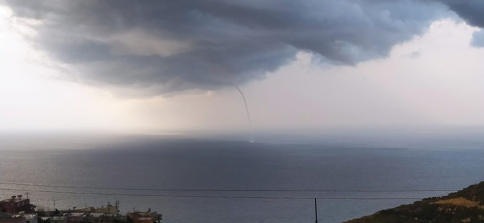 Hatay'da  3 ayrı noktada hortum oluştu! O anlar anbean kaydedildi