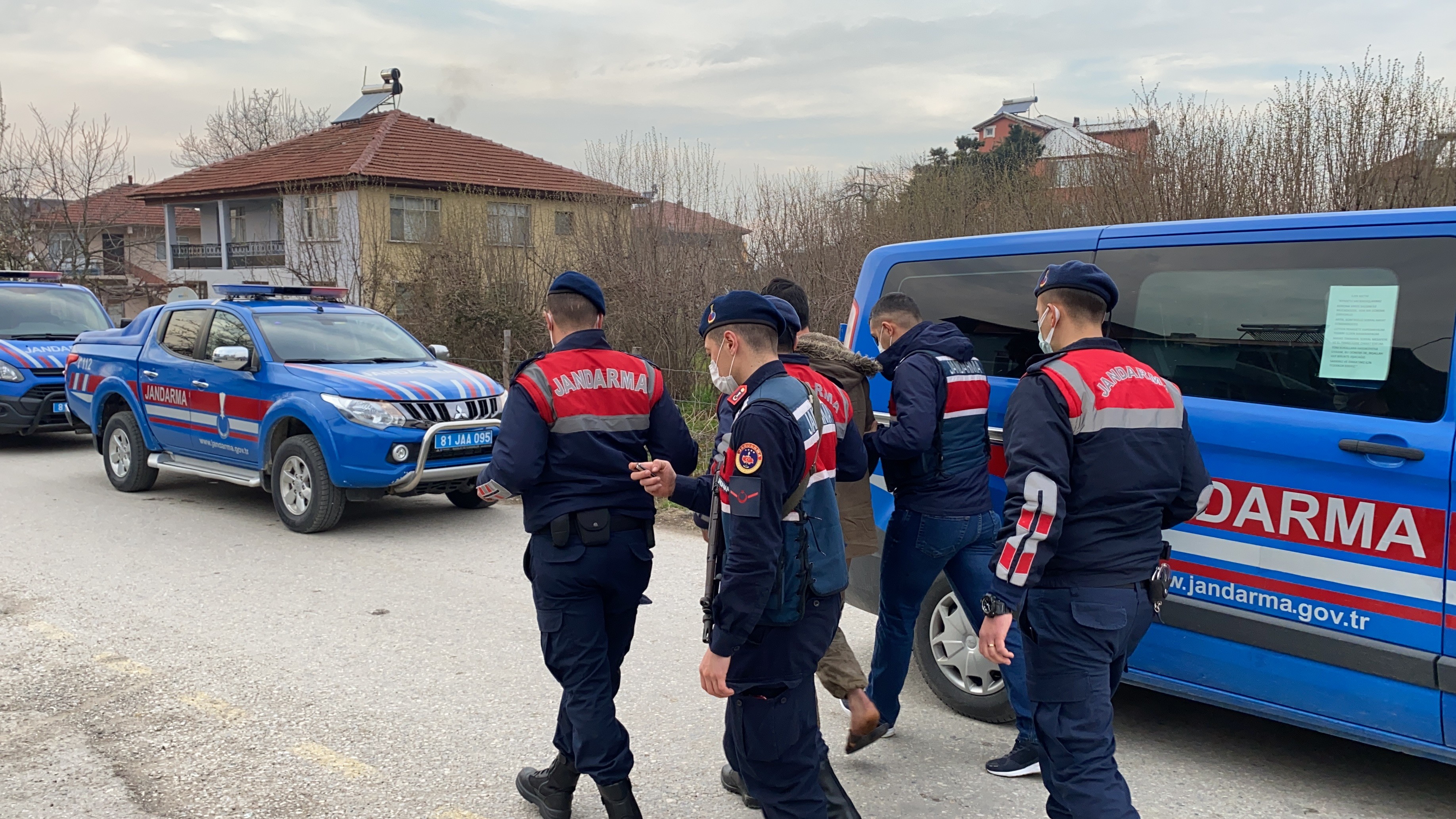 Kendisine tecavüz etmeye çalışan ev arkadaşını maket bıçağıyla öldürdü